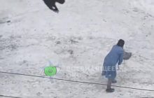 У Києві жінка спантеличила дивним заняттям зі шваброю (відео)