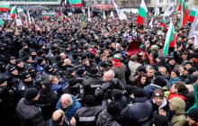 В Болгарии противники коронавирусных ограничений штурмовали парламент (фоторепортаж)