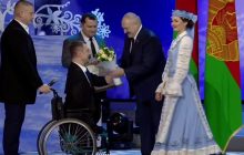 Оконфузился прямо на сцене: Лукашенко пытался дать букет цветов мужчине без рук (видео)