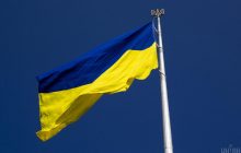 У Києві через негоду приспустили найбільший прапор України