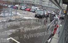 В Киеве водитель жестоко избил прохожего из-за замечания о парковке (видео)