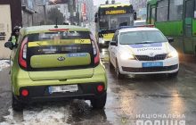 У Львові водій раптово помер за кермом: авто винесло на тротуар (фото)