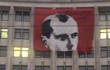 Сильный ветер повредил баннер с портретом Бандеры на фасаде Тернопольской ОГА
