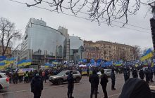 Под Печерским судом собрались на митинг сторонники Порошенко (фото, видео)