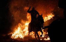 В Испании прошел первый за два года фестиваль огненных всадников (фоторепортаж, видео)