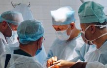 Львовские хирурги вылечили мужчину, у которого годами не разгибались ноги (фото)