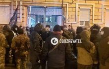 Пока судья в совещательной: под судом автозак, сторонники Порошенко блокируют выезд (фото)