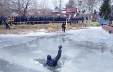 Что делать, если провалился под лед: спасатели из Винницы дали несколько советов (фото, видео)