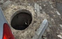 Неудачно вышел из такси: в центре Днепра мужчина провалился в люк (фото)