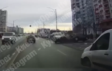 В Киеве "гонщик" попытался исполнить трюк на дороге и поплатился: появилось видео