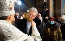 Молился и целовал крест: Порошенко перед судом посетил Михайловский собор (фоторепортаж)