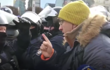 Известный сторонник Порошенко набросился на полицейского под судом и попал на видео