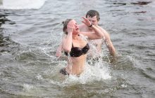 Мороз не мешает: как украинцы погружаются в проруби на Крещение (фоторепортаж, видео)