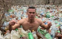 Экоактивист устроил на Крещение провокационный перфоманс в реке среди бутылок (фото)