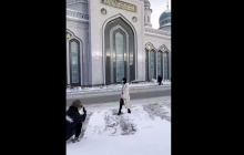 Российская блогерша устроила полуголые съемки на фоне мечети: разгорелся скандал (видео)