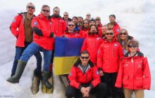 Українські полярники у День Соборності утворили ланцюг єдності у сніговому тунелі (фото)