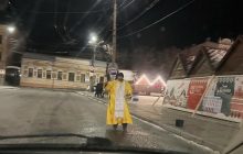 Збирали "пожертви": п’яні "послушники" в одній рясі на двох підкорили мережу (відео)