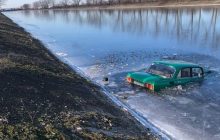 На Херсонщині коп із запальничкою врятував 82-річного водія з крижаної пастки (відео)