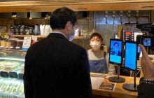 Японцы придумали систему оплаты, которая распознает лица людей даже в масках (фото)