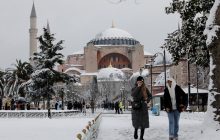 Закрыты дороги и аэропорт: снегопад парализовал движение в Стамбуле (фоторепортаж, видео)