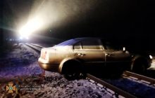 Хотів переїхати колію: на Дніпровщині водій застряг просто на рейках (фото)