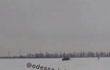 "И Буковель не надо": в Одессе экстремал придумал новый способ катания на лыжах (видео)