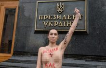 Активистка Femen с ребенком устроила голый протест на Банковой (фоторепортаж)
