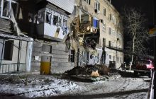 Люди начали возвращаться в разрушенный взрывом дом в Запорожье