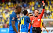 Скандал у матчі відбору на ЧС-2022: суддя двічі вилучив і повернув на поле воротаря збірної Бразилії (відео)