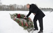 Дезинфекция снега и снайперы: очевидцы рассказали о визите Путина на Пискаревское кладбище