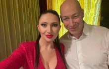 "Как Волочкова": жена Дмитрия Гордона похвасталась невероятной растяжкой