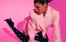 Українська співачка впала на зйомках шоу і сильно вдарилася головою (відео)