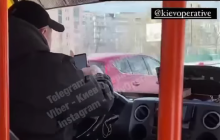 У мережі показали на відео дивне заняття київського маршрутника під час руху