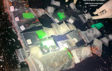 У Дніпрі патрульні знайшли "закладки" у водія, якого попросили бути свідком (фото)