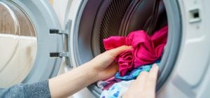 Почему уксус делает чистое белье действительно свежим: сколько добавить при стирке