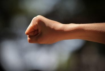 Со словами лежачих добивают: в России школьник жестоко избил одноклассника