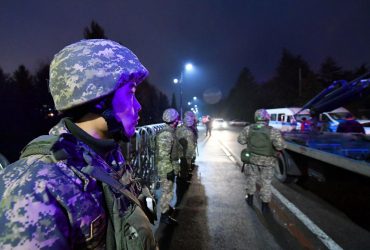 Все выносят: протестующие в Казахстане разграбили оружейный магазин