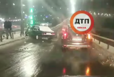 У Києві водій відзначився дивним вчинком після скоєння ДТП й потрапив на відео