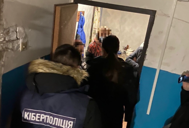 Снимала своих дочерей: в Украине разоблачили людей, зарабатывающих на детском откровенном контенте (фото)