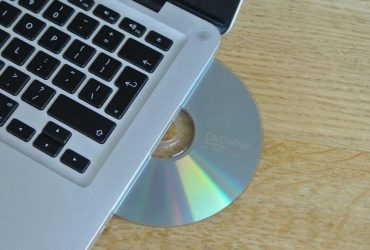 Apple поховає останній ноутбук з CD-приводом: чим це загрожує його власникам