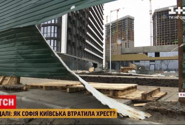 В Киеве сильный ветер ломал деревья и рвал электропровода