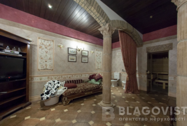 В центре Киева за миллион долларов продают элитную трехуровневую квартиру