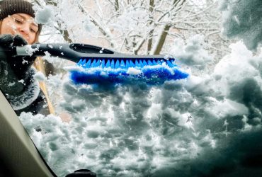 Автомобильный эксперт раскрыл простые трюки, чтобы легко очистить лобовое стекло зимой