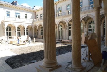 Орли, колони та багато золота: команда Навального показала фотографії палацу Путіна