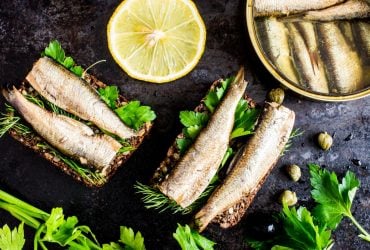 Не відрізнити від магазинних: лайфхак, як зробити шпроти вдома