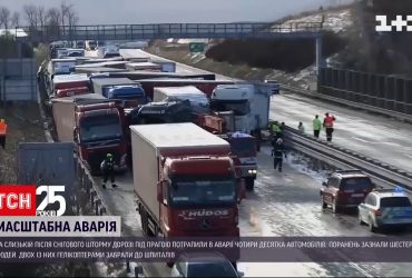 Из-за снежного шторма в Чехии столкнулись десятки машин