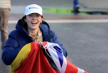 19-річна дівчина облетіла планету на маленькому літачку за 5 місяців (фоторепортаж, відео)
