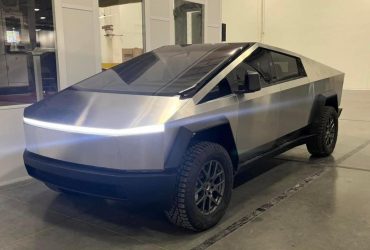 Оновлений Cybertruck Маска показали на відео: без ручок, але з гігантським двірником