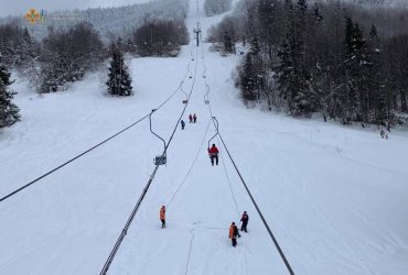 В Карпатах туристы с ребенком застряли на подъемнике: людей снимали спасатели