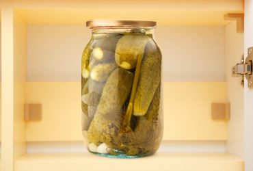 Під Києвом чоловік стік кров'ю, випадково розбивши банку з огірками